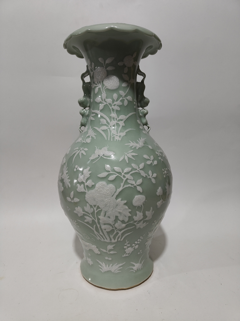 清中期豆青釉堆白刻花花卉双耳反口赏瓶