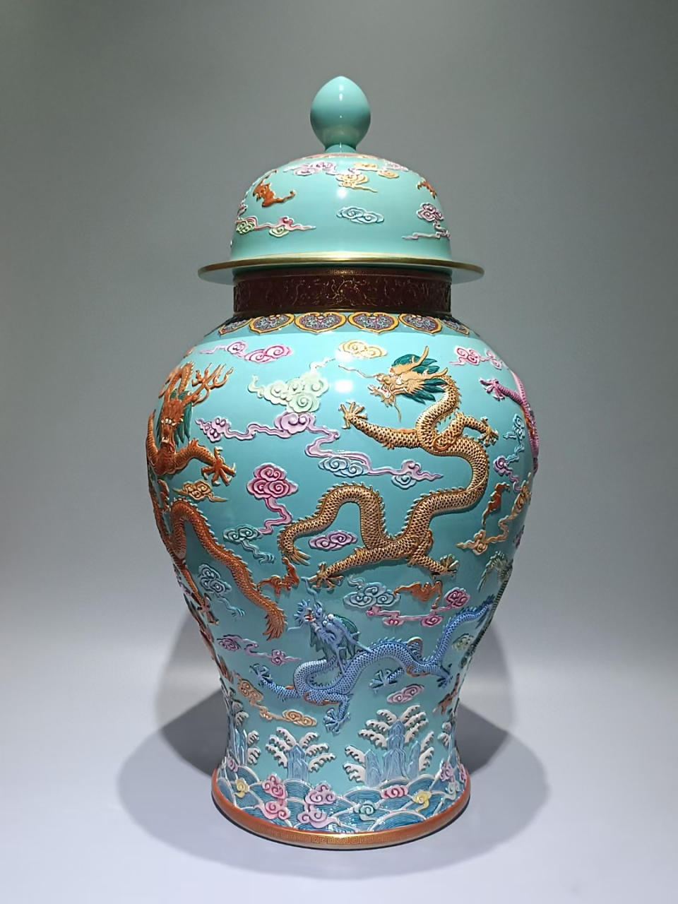 清中期松石绿釉矾红粉彩描金浮雕龙纹将军罐