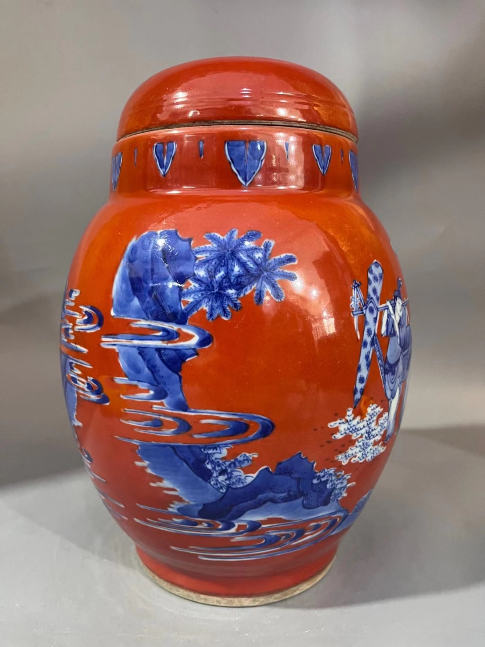 清早期矾红青花人物故事莲子罐