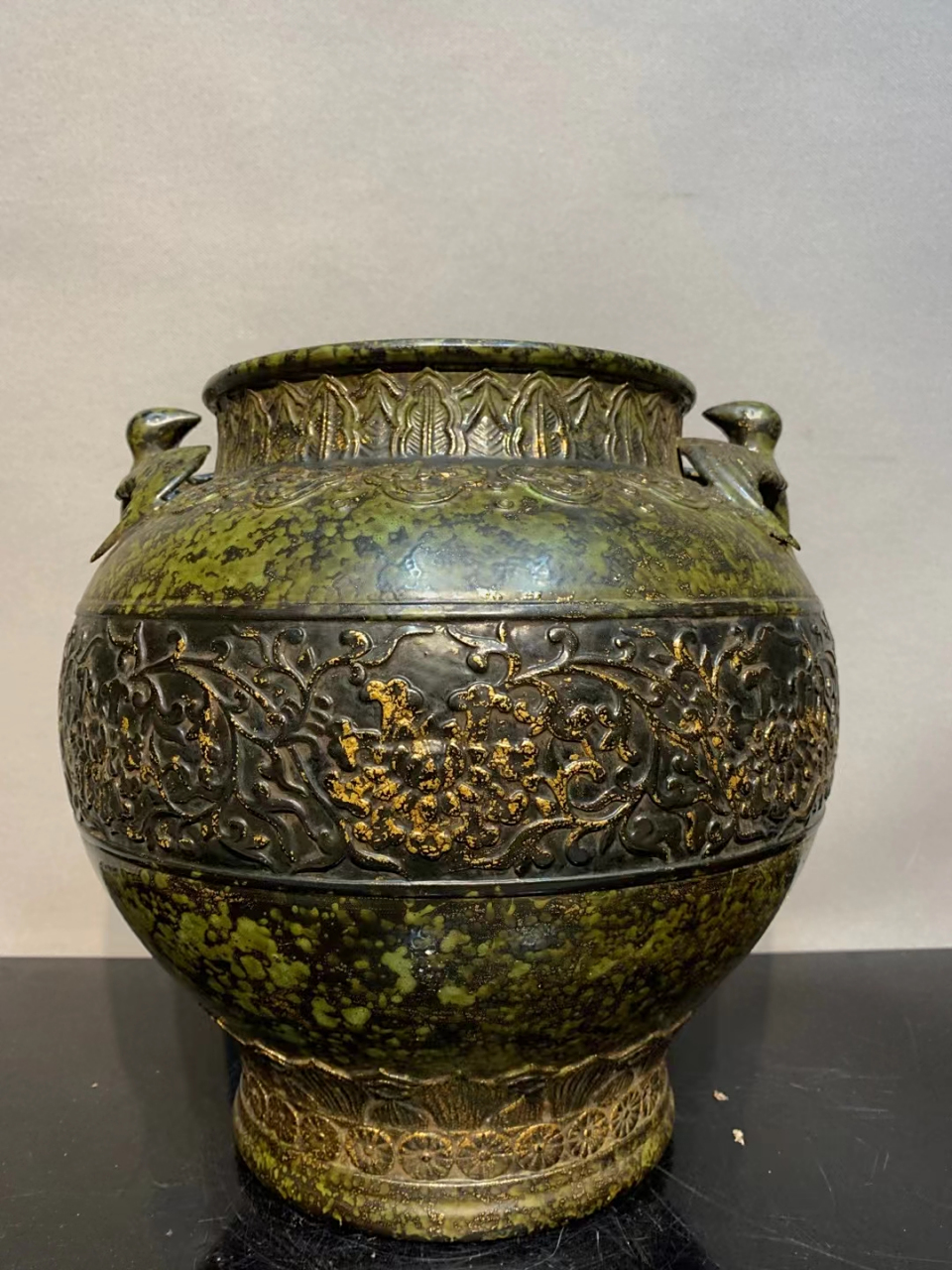 清中期古铜釉描金刻花燕耳罐