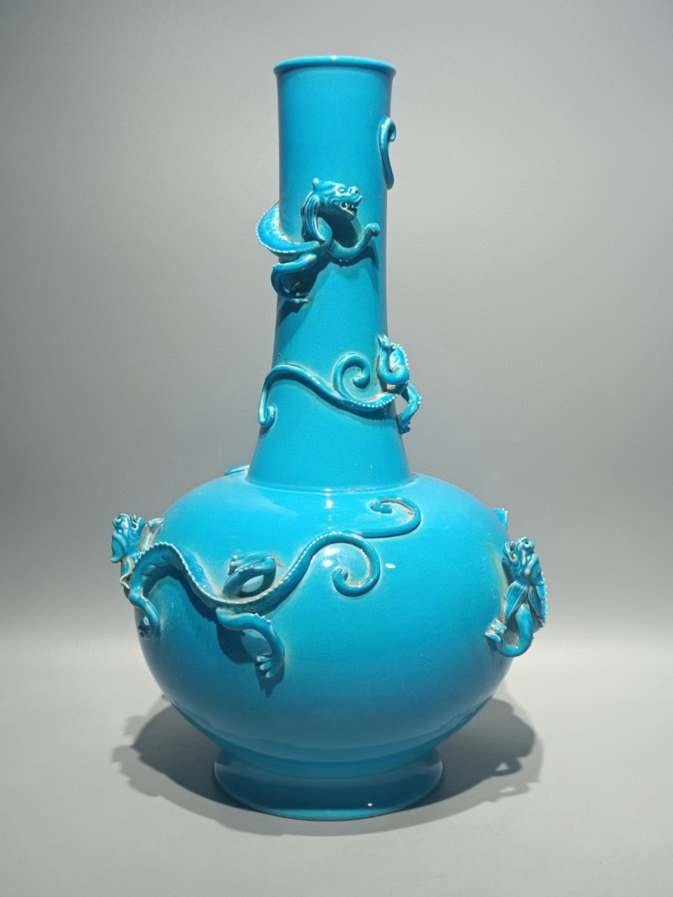 清中期孔雀蓝釉浮雕盘龙纹赏瓶