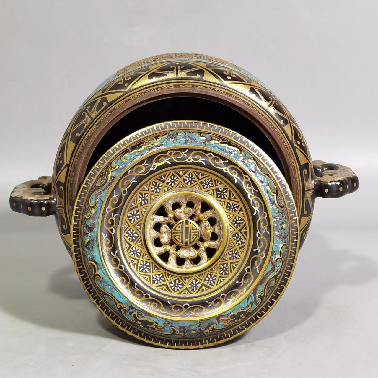 清中期古铜釉镂空刻花双耳熏香炉