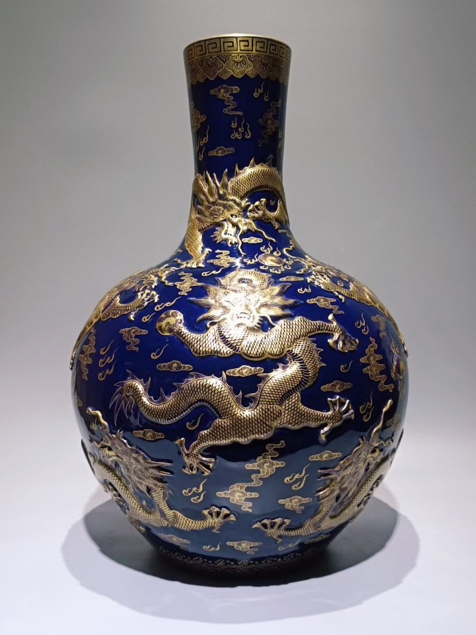 清中期宝石蓝釉描金浮雕云龙纹天球瓶