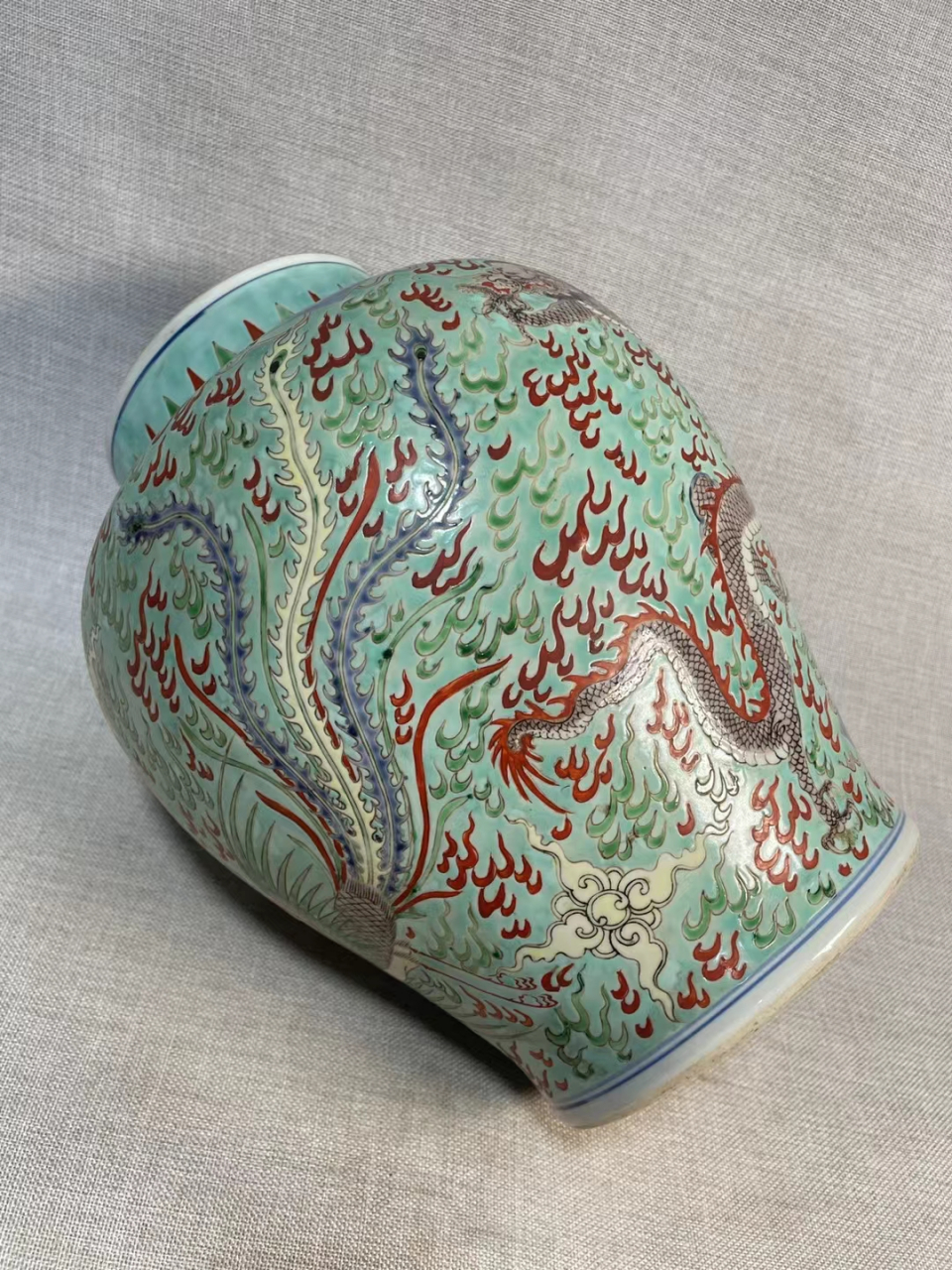 清早期松石绿釉五彩龙凤呈祥纹罐