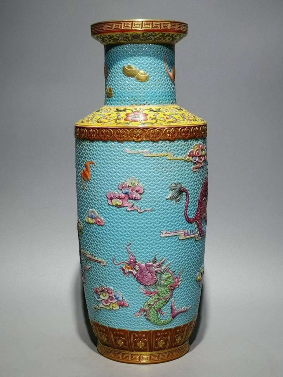 清中期松石绿釉刻画锦地神兽图棒槌瓶