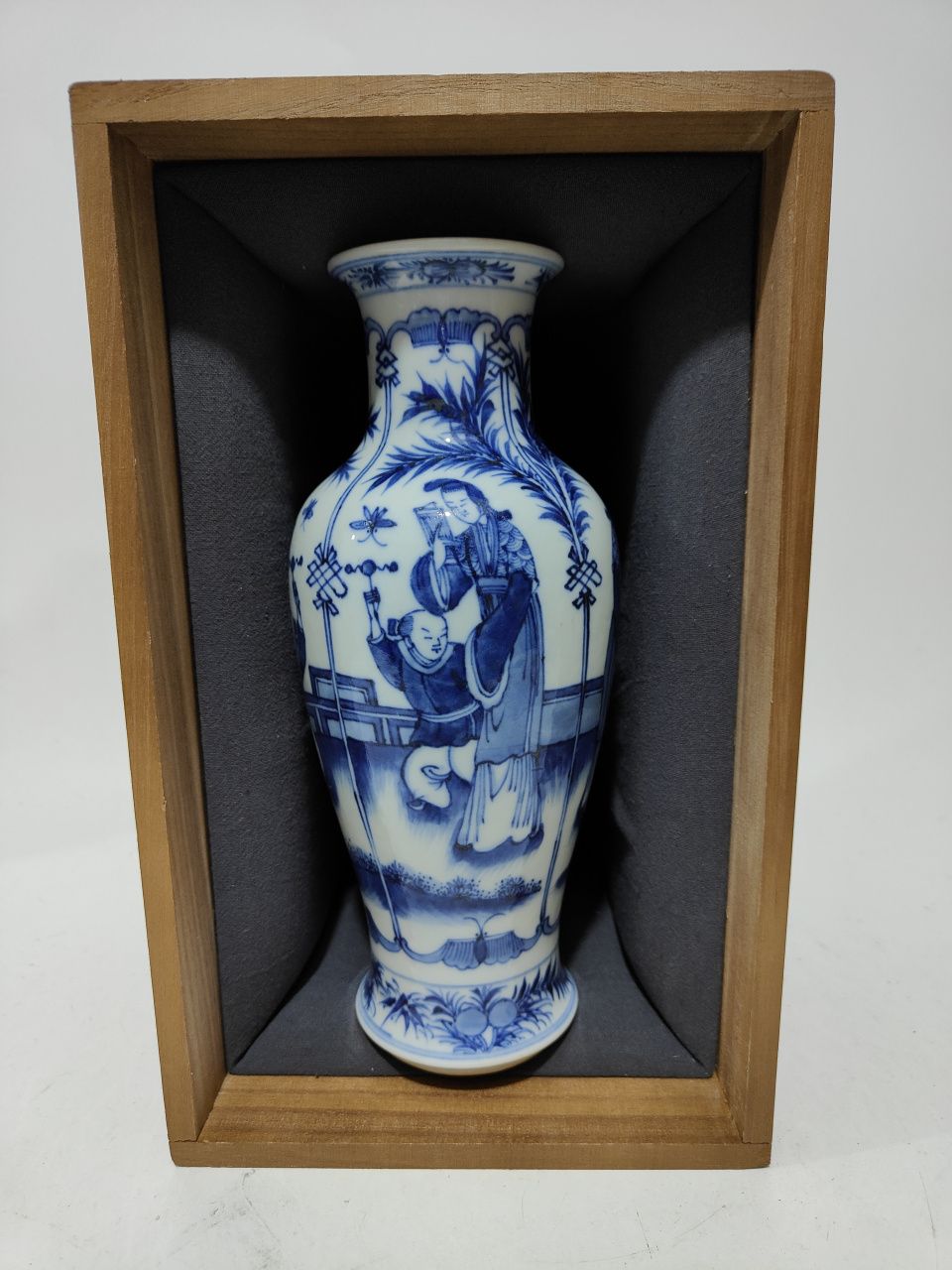 晚清寄托款青花三娘教子图赏瓶