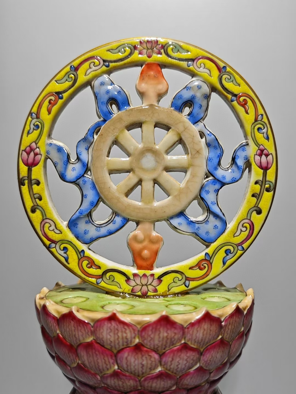 清中期完整一套粉彩莲托八宝瓷雕