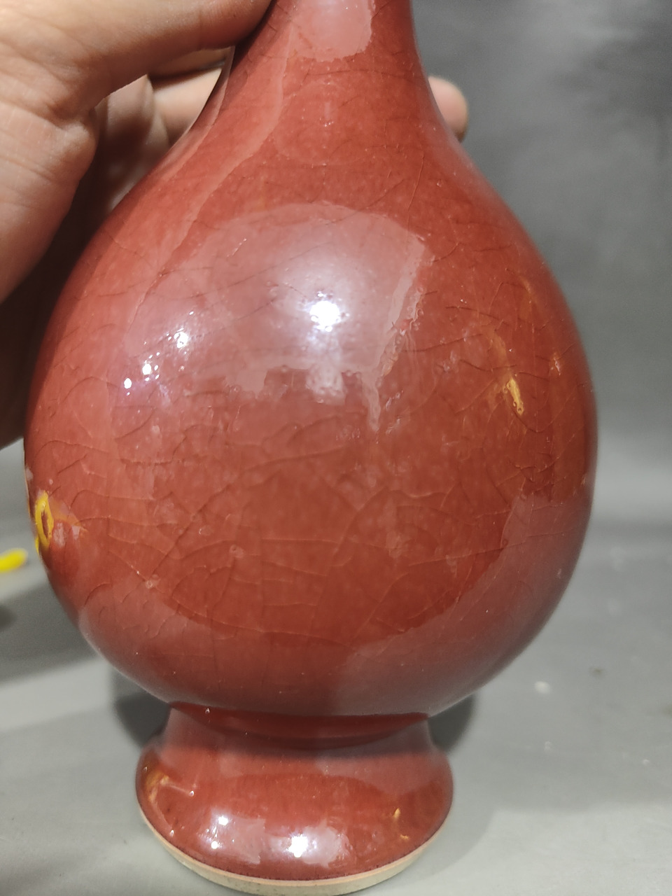 清中期琅红釉赏瓶(底冲线加窑裂)