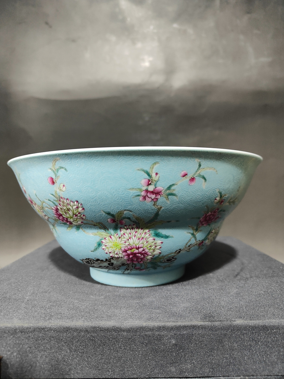 清中期松石绿釉轧道粉彩蝶恋花折腰碗