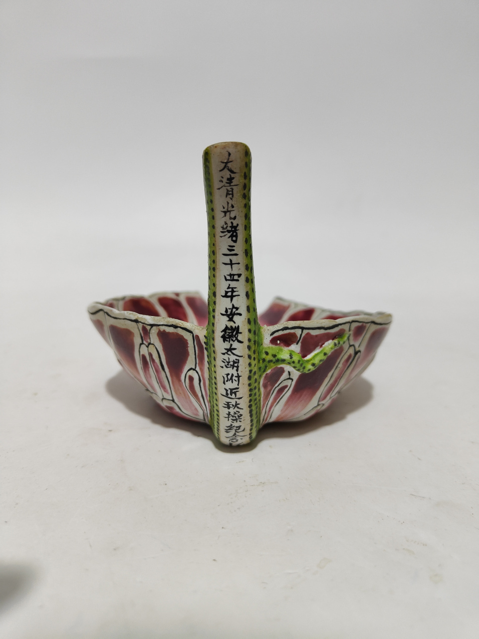 晚清粉彩莲花瓣纹秋操杯