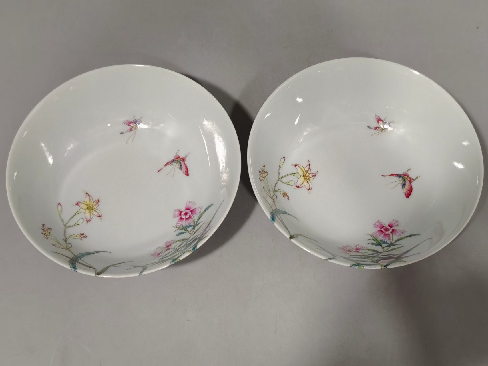 清早期粉彩洞石兰花蝴蝶碗一对