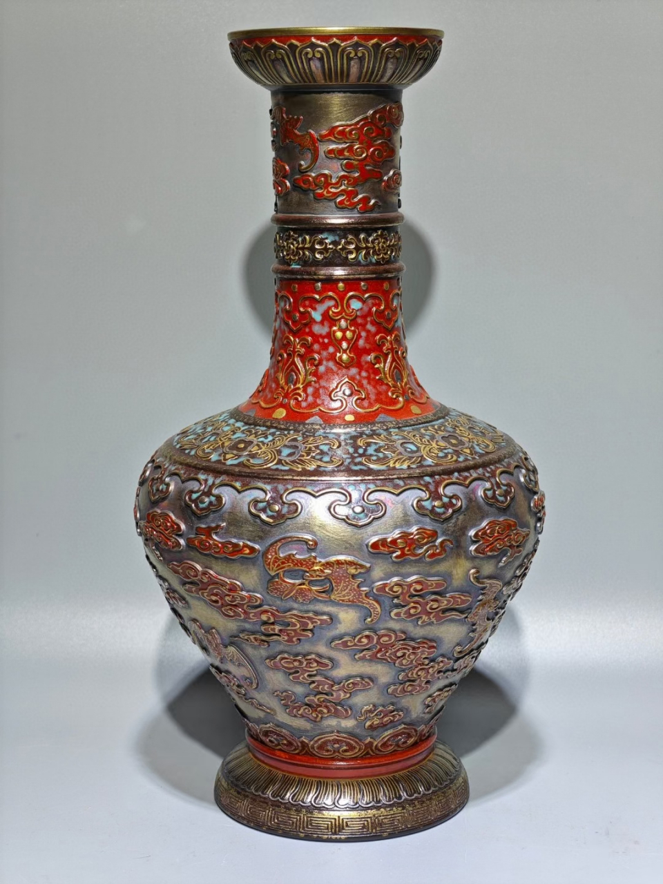 清中期古铜釉剔红金银浮雕蝙蝠祥云赏瓶