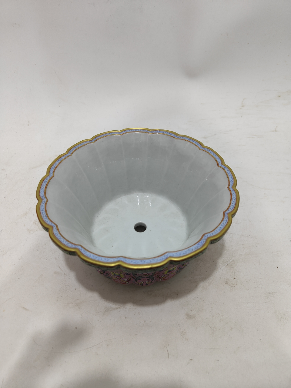 清中期胭脂粉釉粉彩花间寿字纹瓜菱花盆