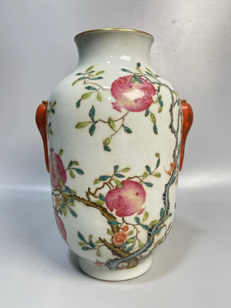 晚清粉彩石榴图象耳瓶