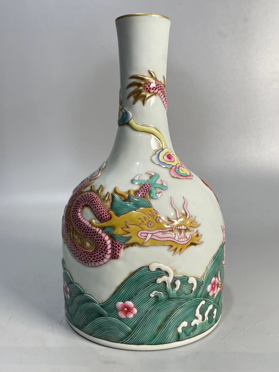 清早期粉彩浮雕鱼化龙纹摇铃尊