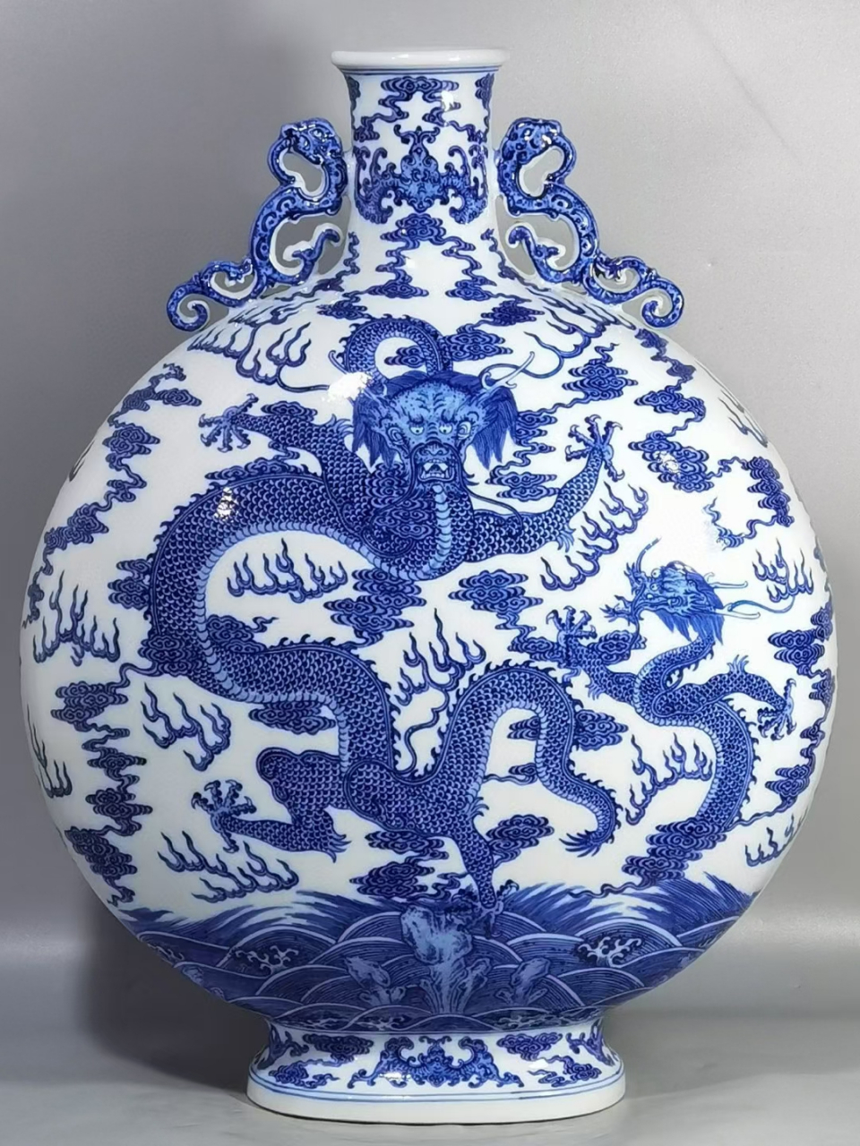 清中期青花苍龙教子图抱月瓶