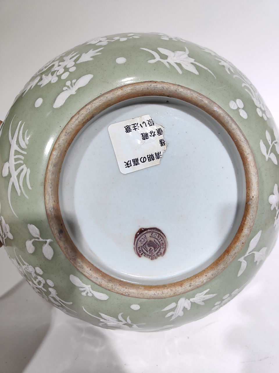 清中期豆青釉堆白刻花花卉大碗