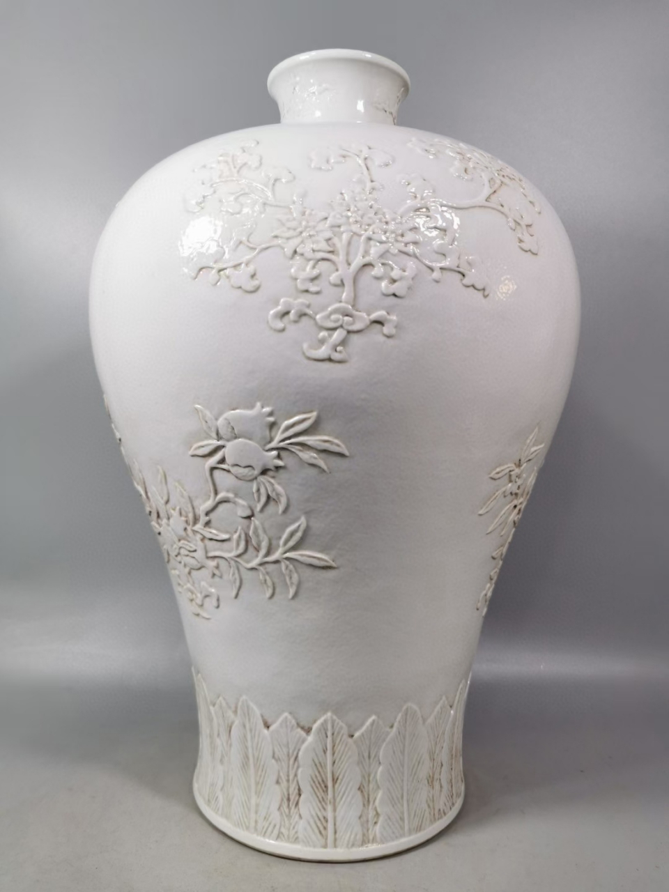 清中期甜白釉浮雕刻花花卉梅瓶