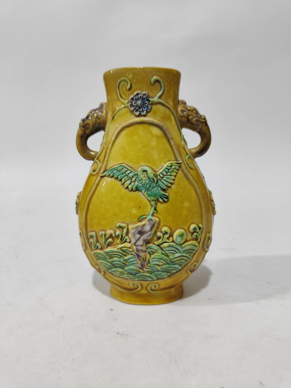 清中期黄釉素三彩浮雕海水老鹰图双耳尊