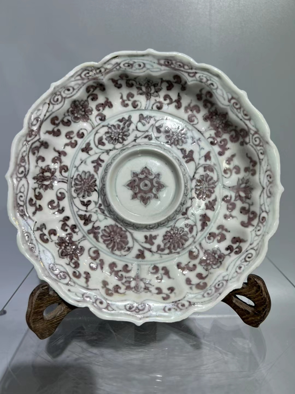 明洪武釉里红缠枝莲纹杯托