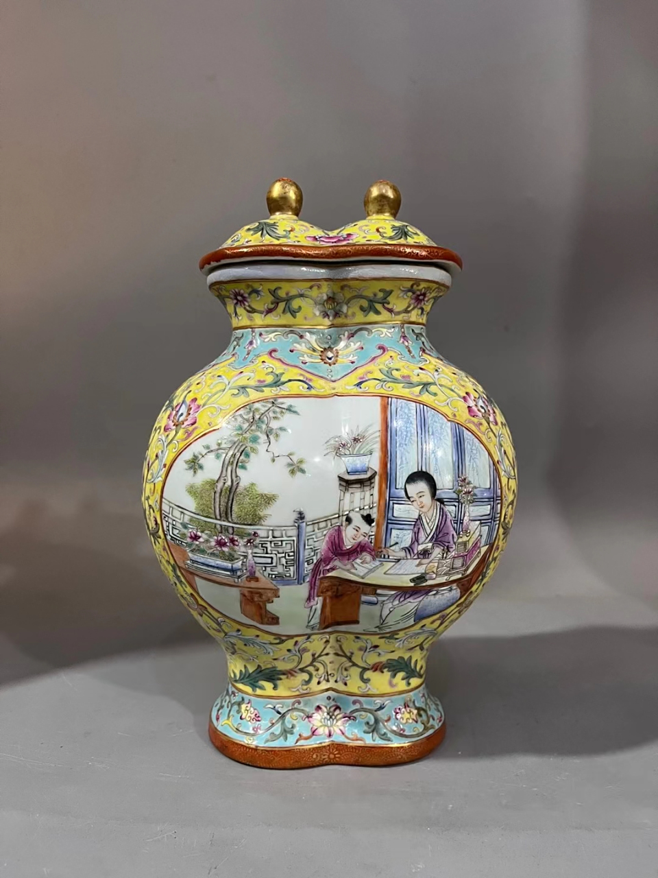 清中期黄釉粉彩描金缠枝莲开窗三娘教子图连体盖瓶