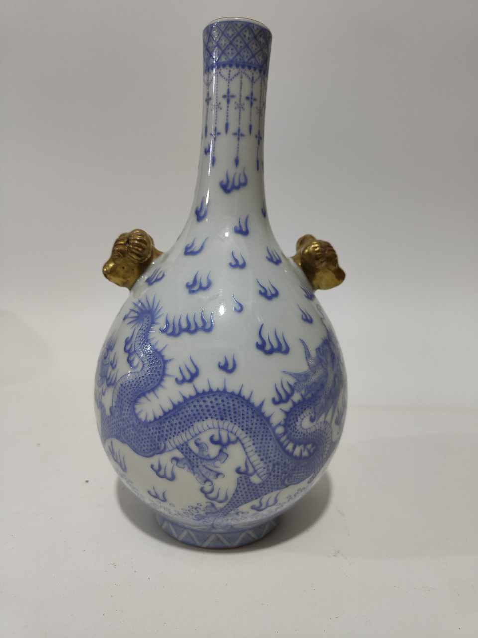 清中期蓝料彩火焰龙纹描金羊头胆瓶