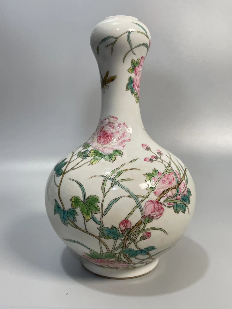 清早期粉彩牡丹花卉蒜头瓶
