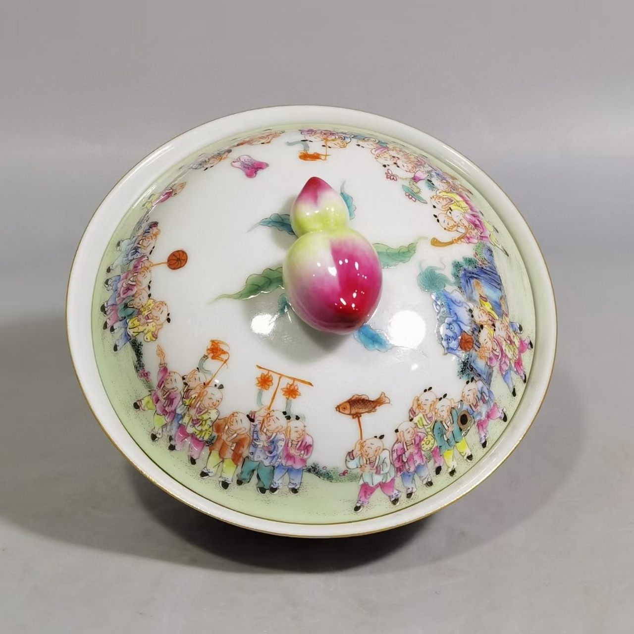 清中期粉彩百子图寿桃盖碗一对