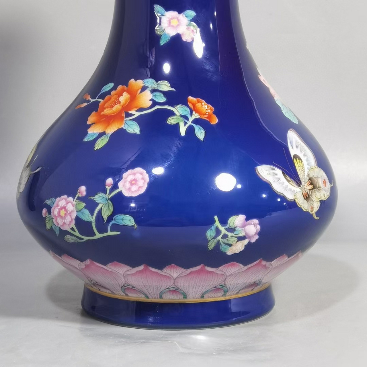 清早期宝石蓝釉粉彩蝶恋花纹赏瓶