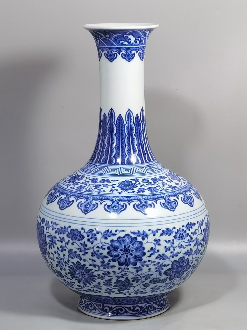 清早期青花缠枝莲纹天球瓶