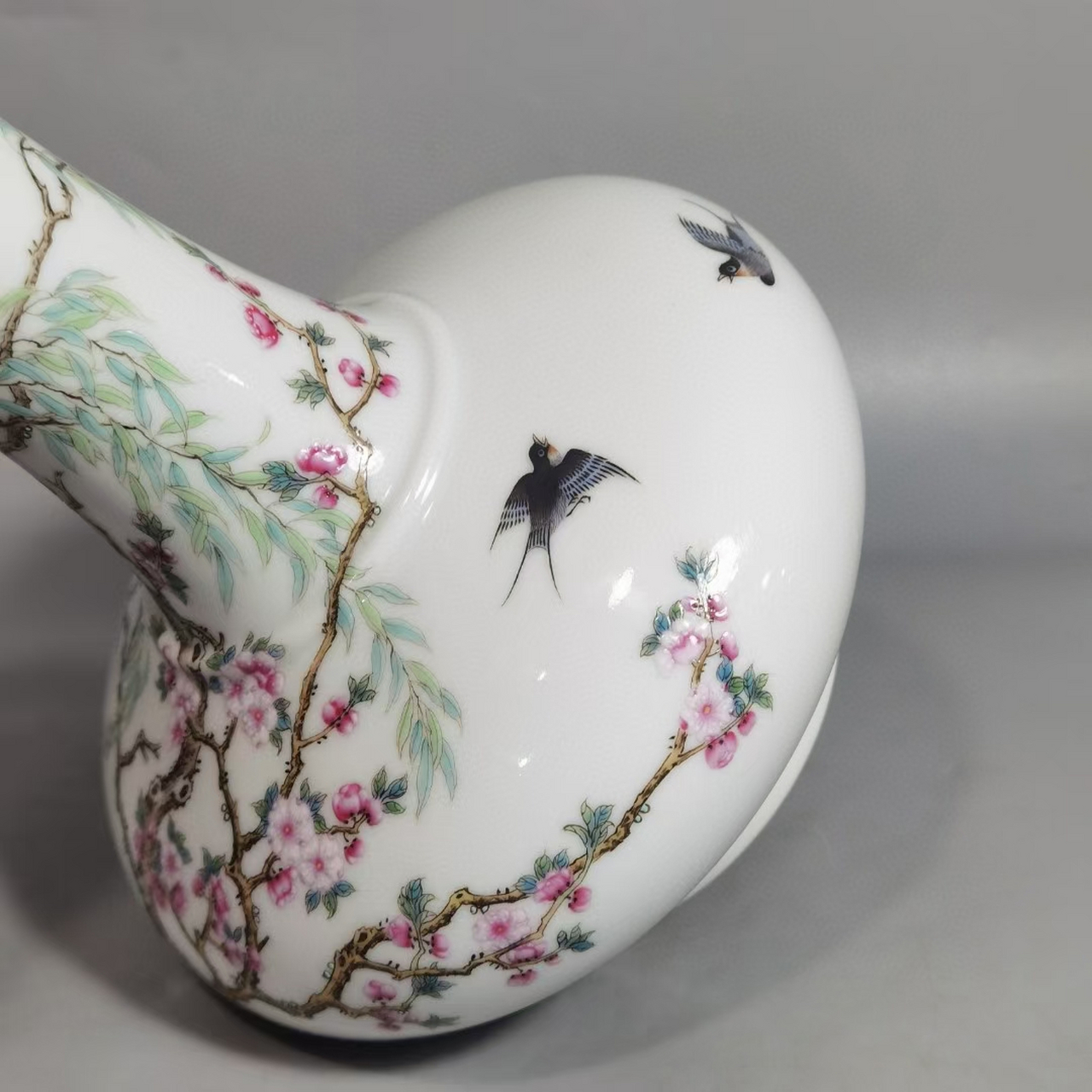 清早期粉彩杏林春燕诗文赏瓶一对