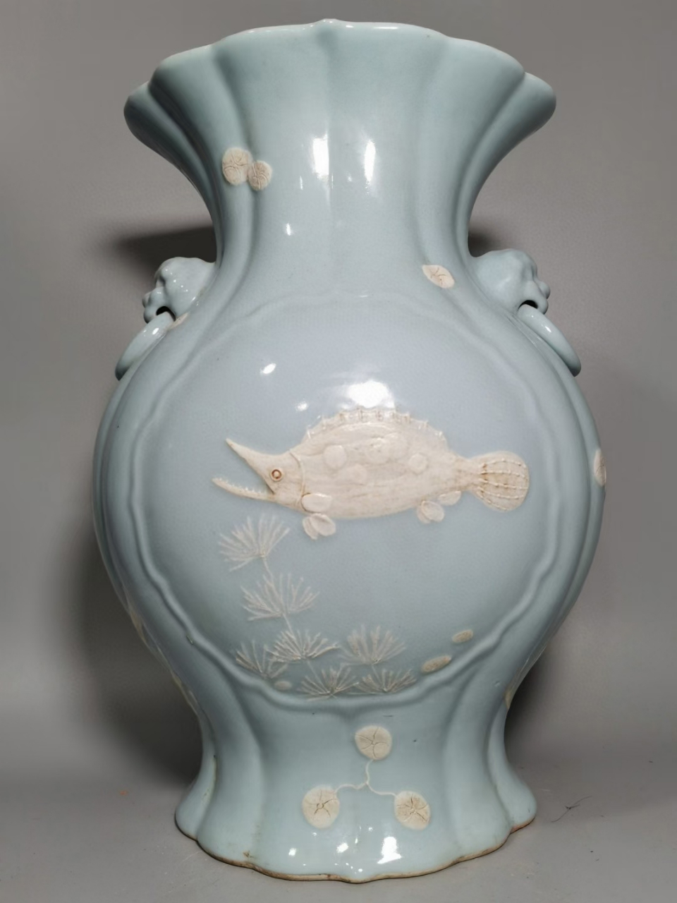 清中期豆青釉堆白刻花鱼澡纹双耳花口赏瓶