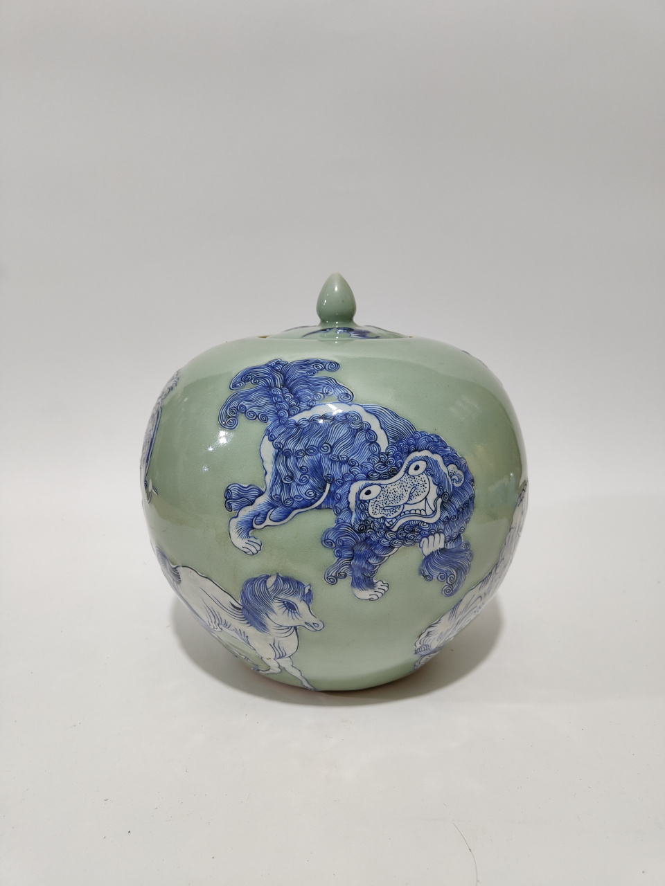 清中期豆青釉青花神兽图西瓜罐