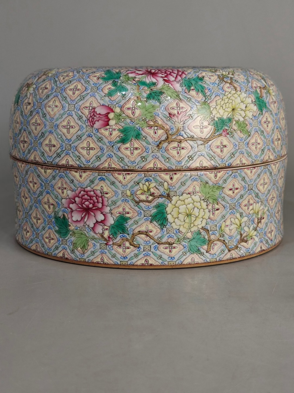 清中期粉彩锦上添花朝珠盒