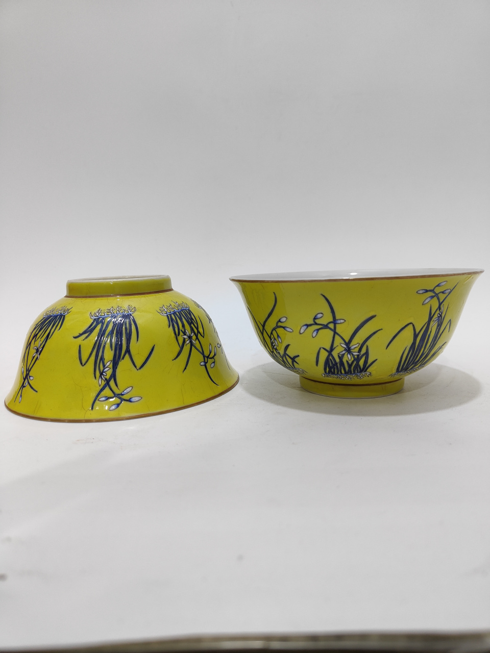 晚清黄釉蓝彩兰花碗一对