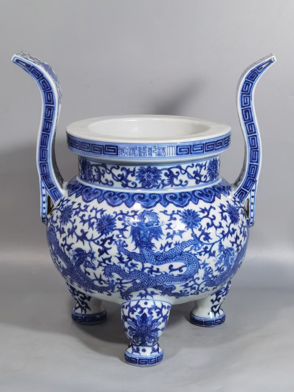 清中期青花五龙缠枝莲纹三足双耳鼎炉