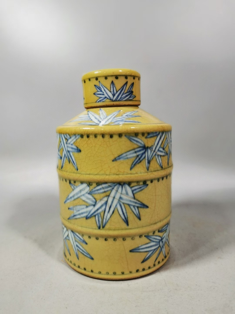 清早期黄釉青花竹叶纹茶叶罐