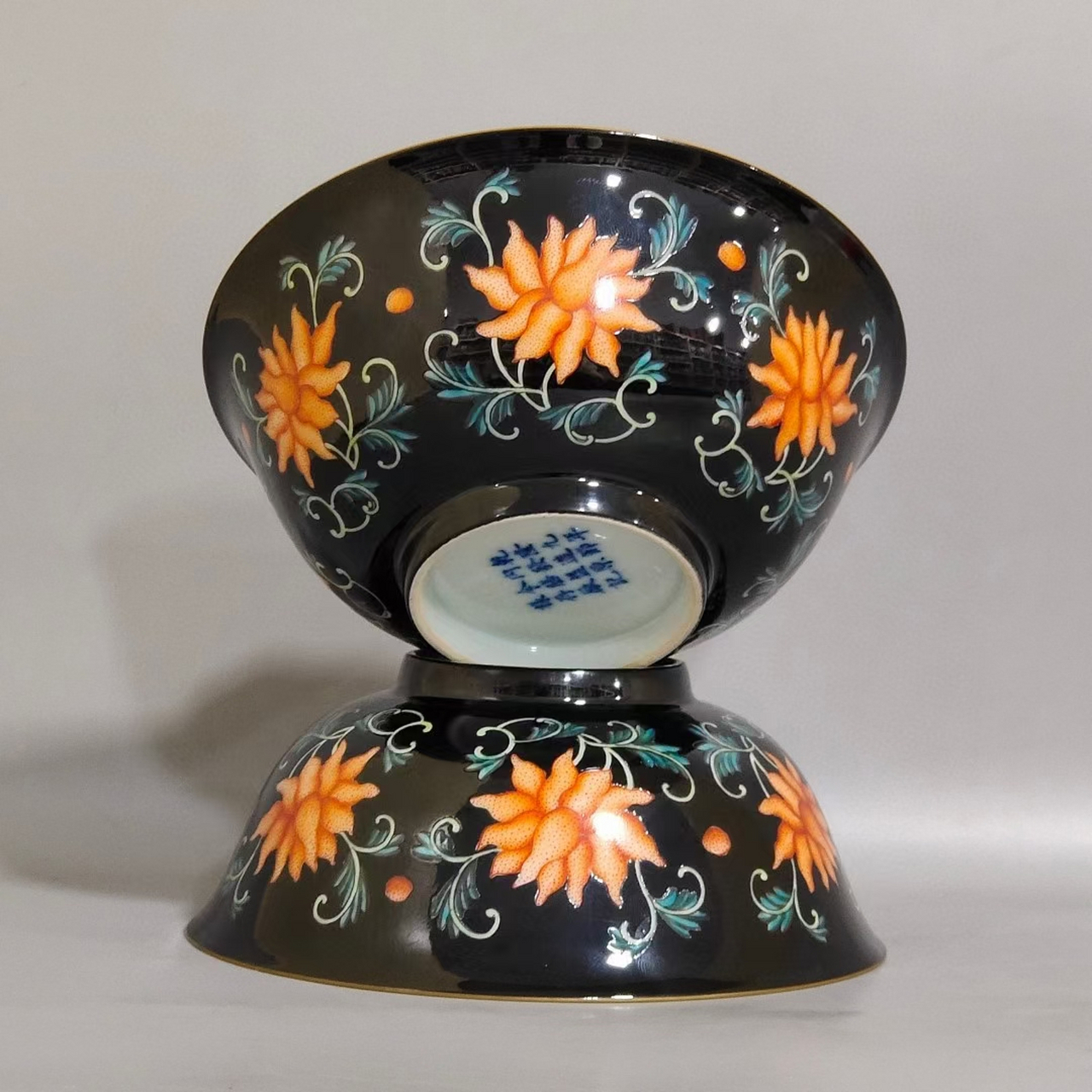 清中期乌金釉矾红粉彩花卉碗一对