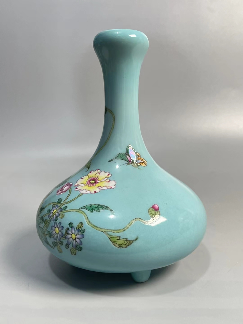 清中期松石绿釉粉彩蝶恋花三足蒜头瓶