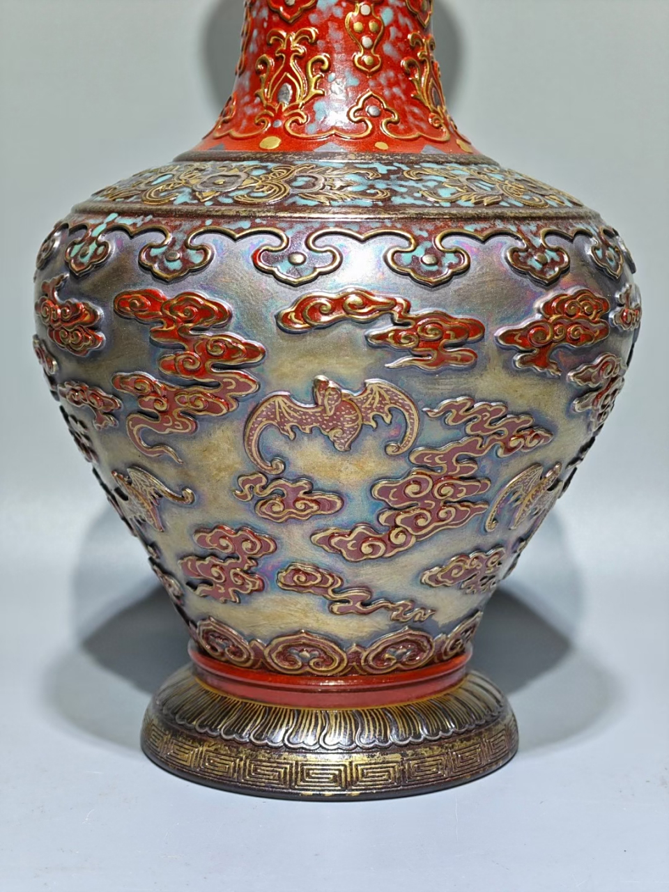 清中期古铜釉剔红金银浮雕蝙蝠祥云赏瓶