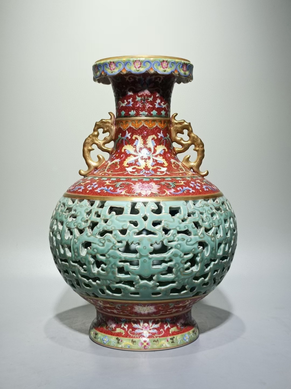 清中期洋彩胭脂红轧道纹缠枝莲豆青釉雕刻夔龙纹双耳翻口瓶