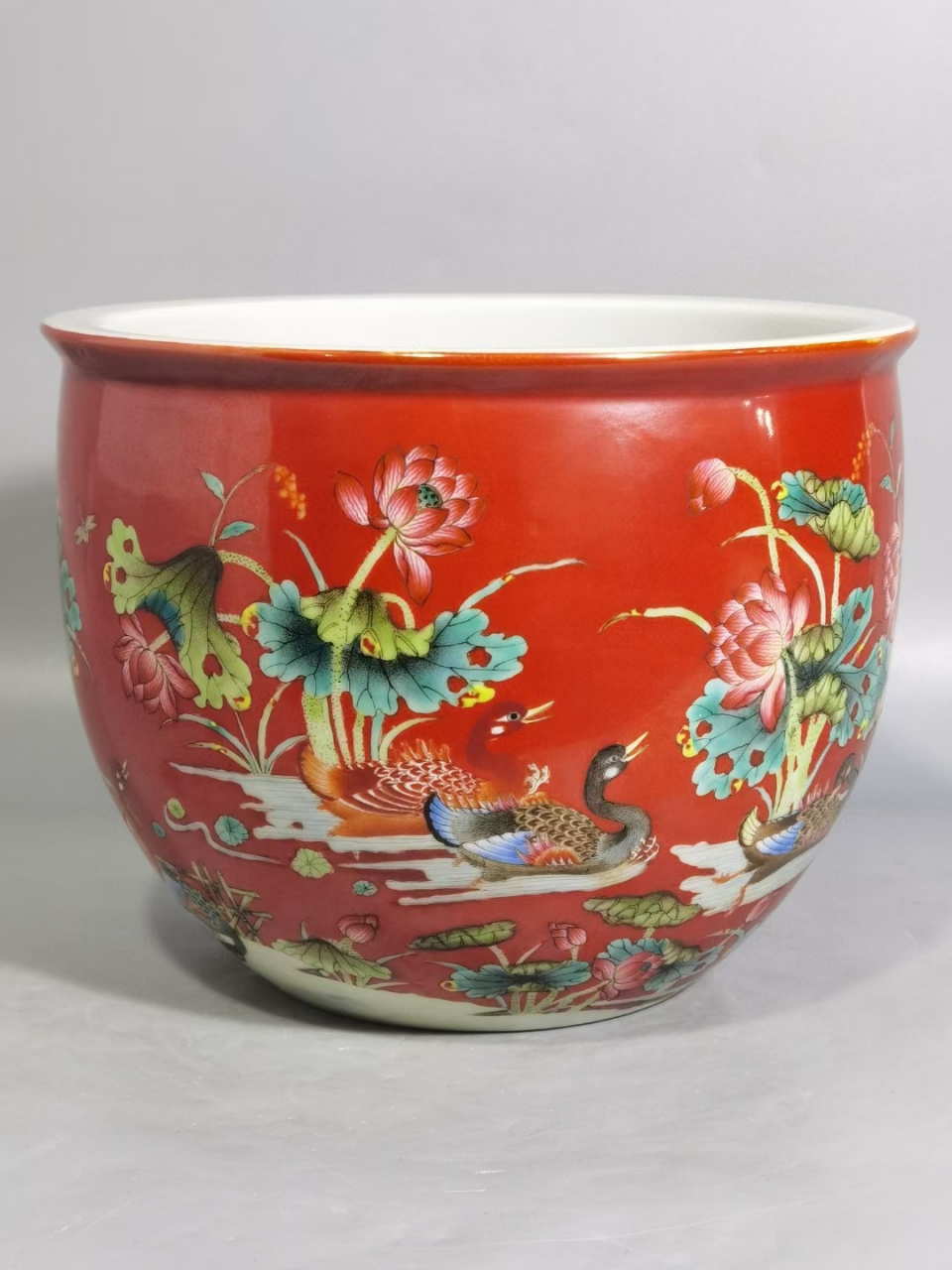 清中期矾红粉彩鸳鸯荷花图卷缸