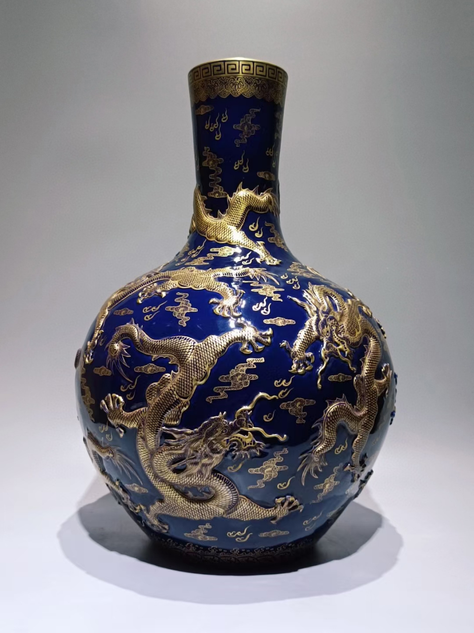 清中期宝石蓝釉描金浮雕云龙纹天球瓶