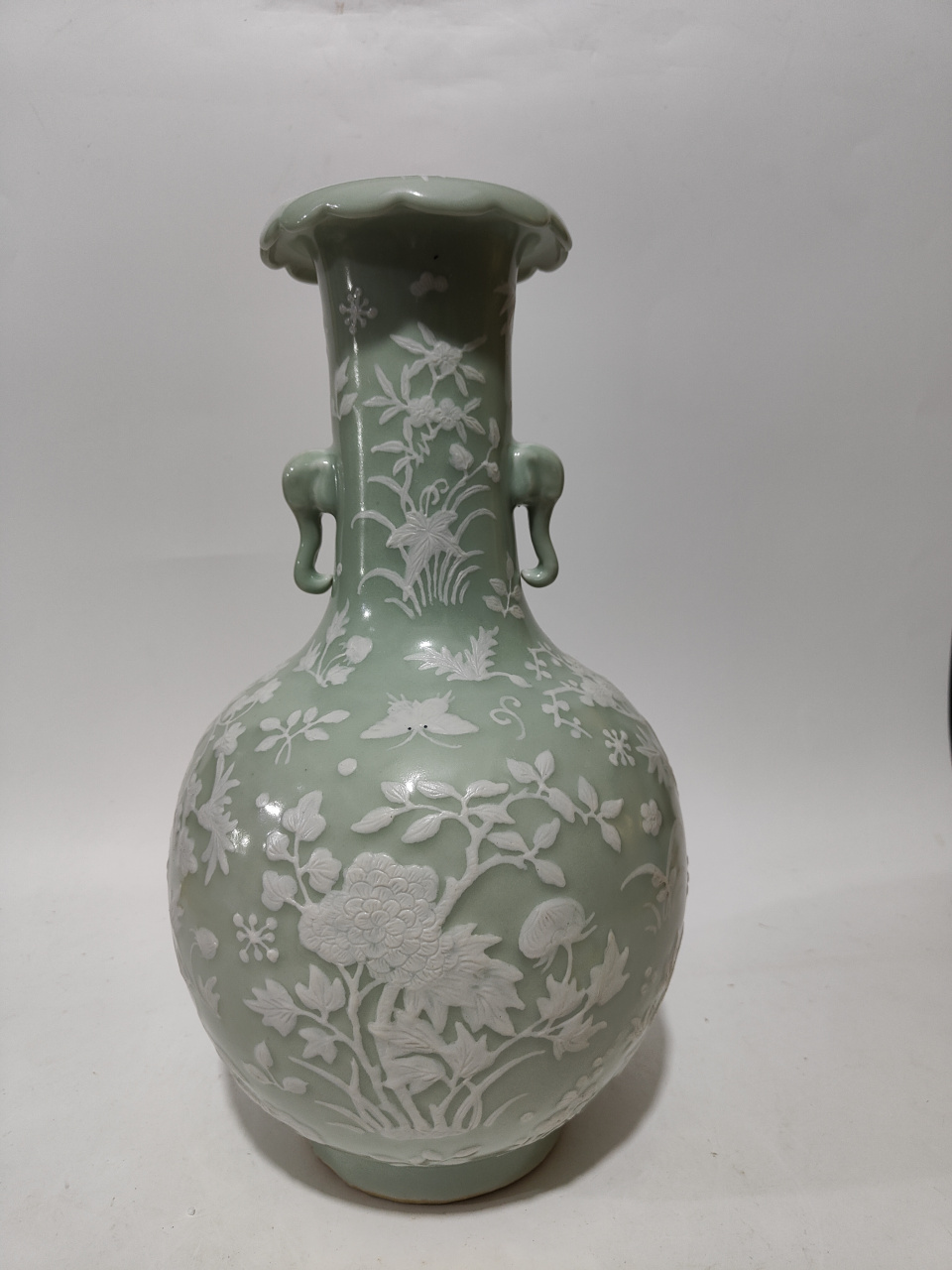 清中期豆青釉堆白刻花花卉双耳瓶