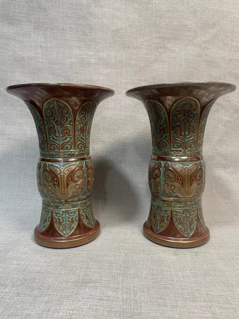 清中期古铜釉刻花蕉叶兽头纹花觚一对