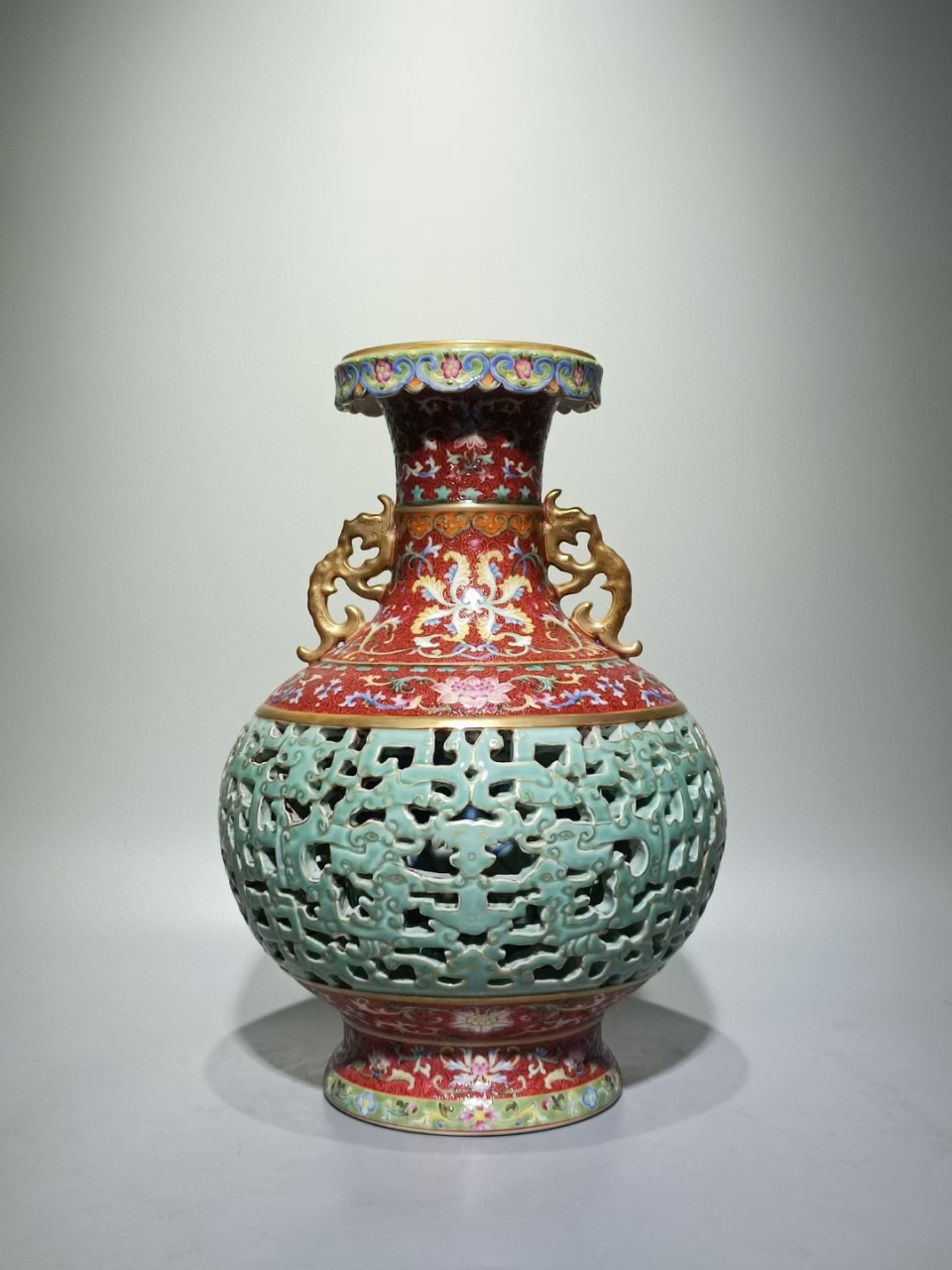 清中期洋彩胭脂红轧道纹缠枝莲豆青釉雕刻夔龙纹双耳翻口瓶