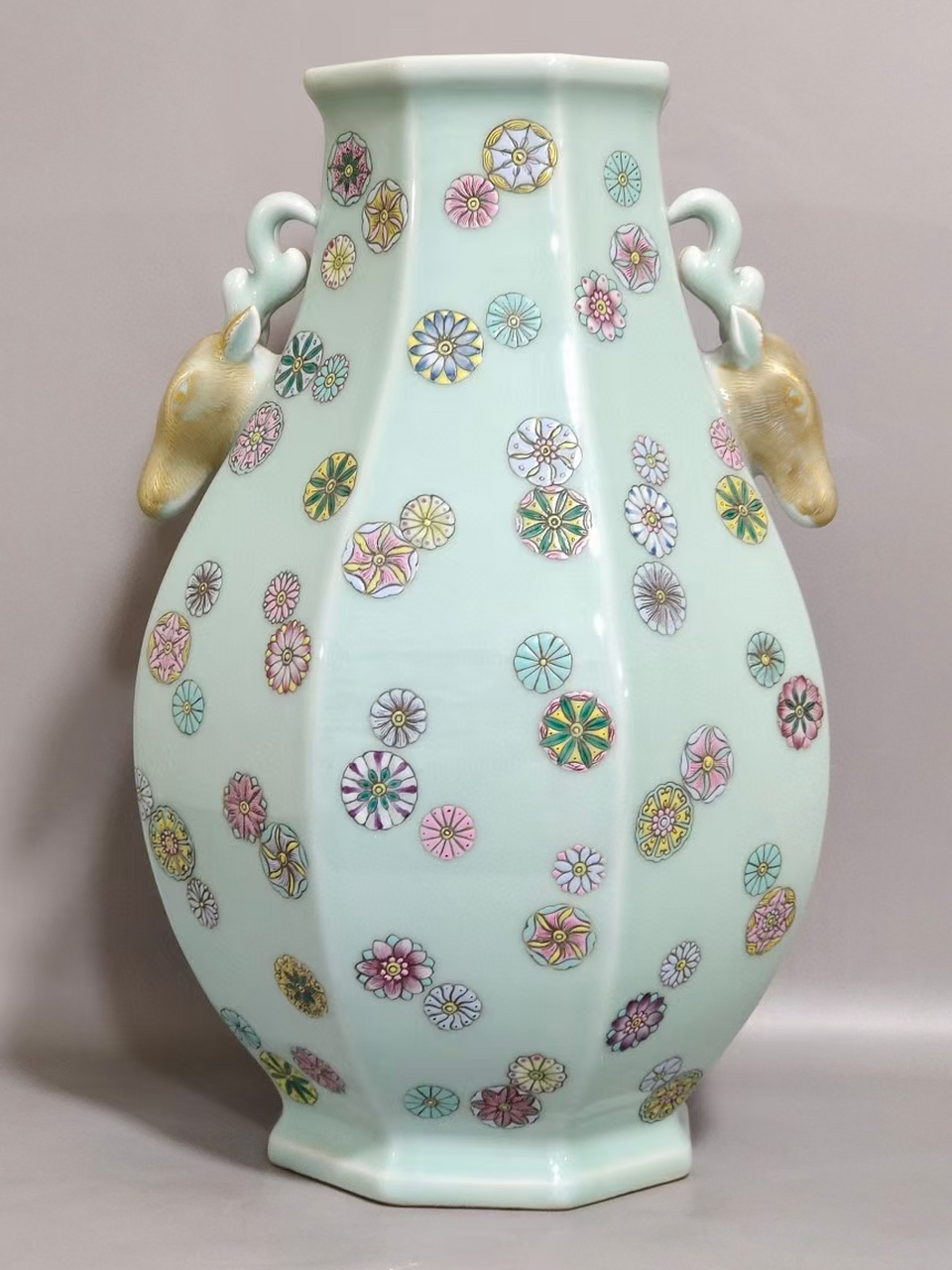 清中期豆青釉粉彩皮球花八菱鹿头尊