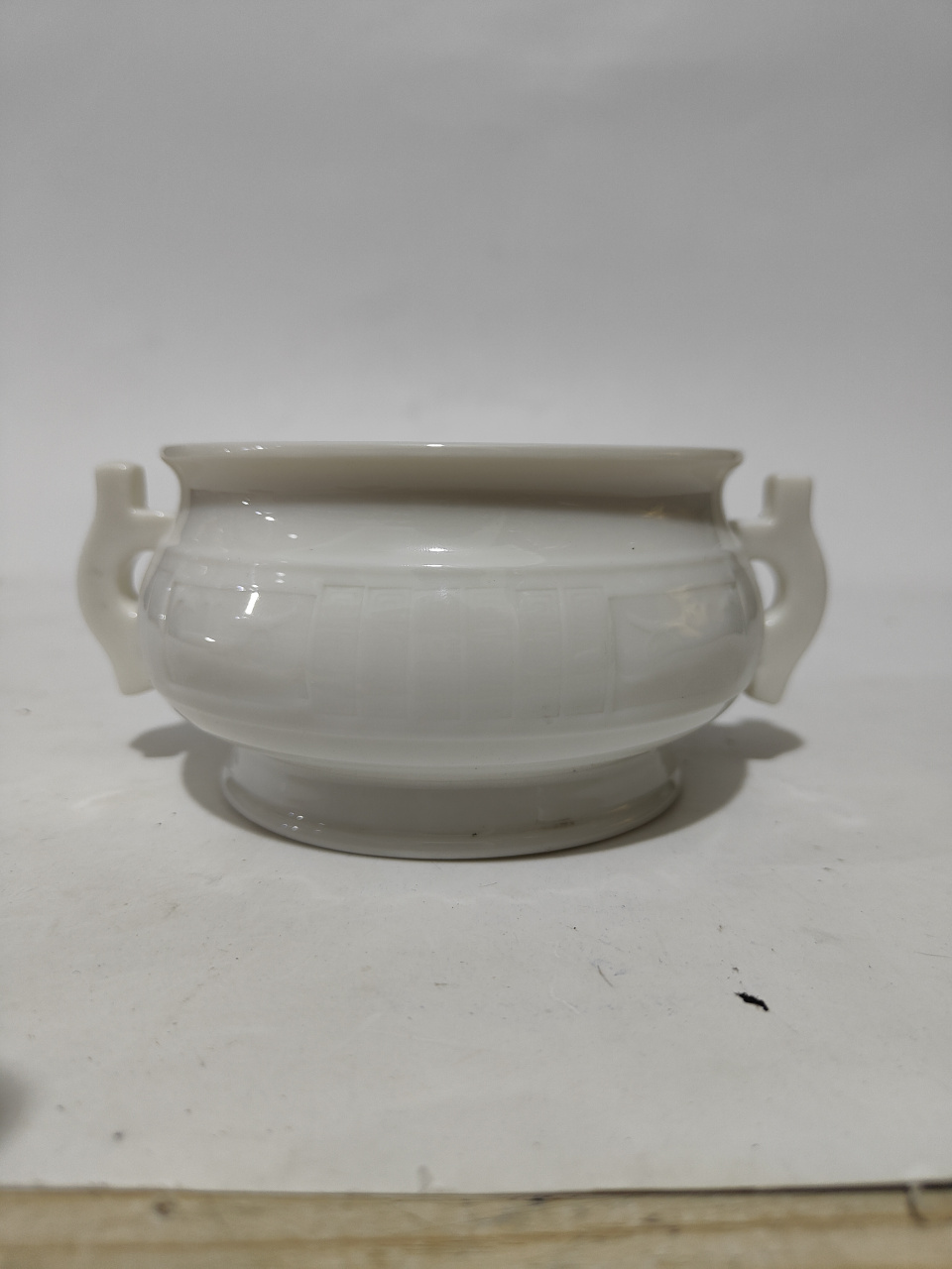 晚清德化乳白釉刻花双耳香炉