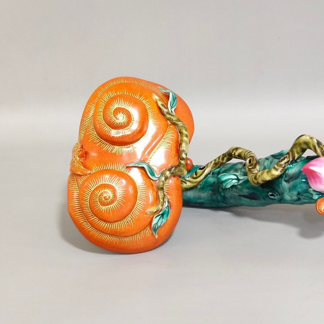 清中期矾红粉彩瓷雕寿桃林芝如意摆件