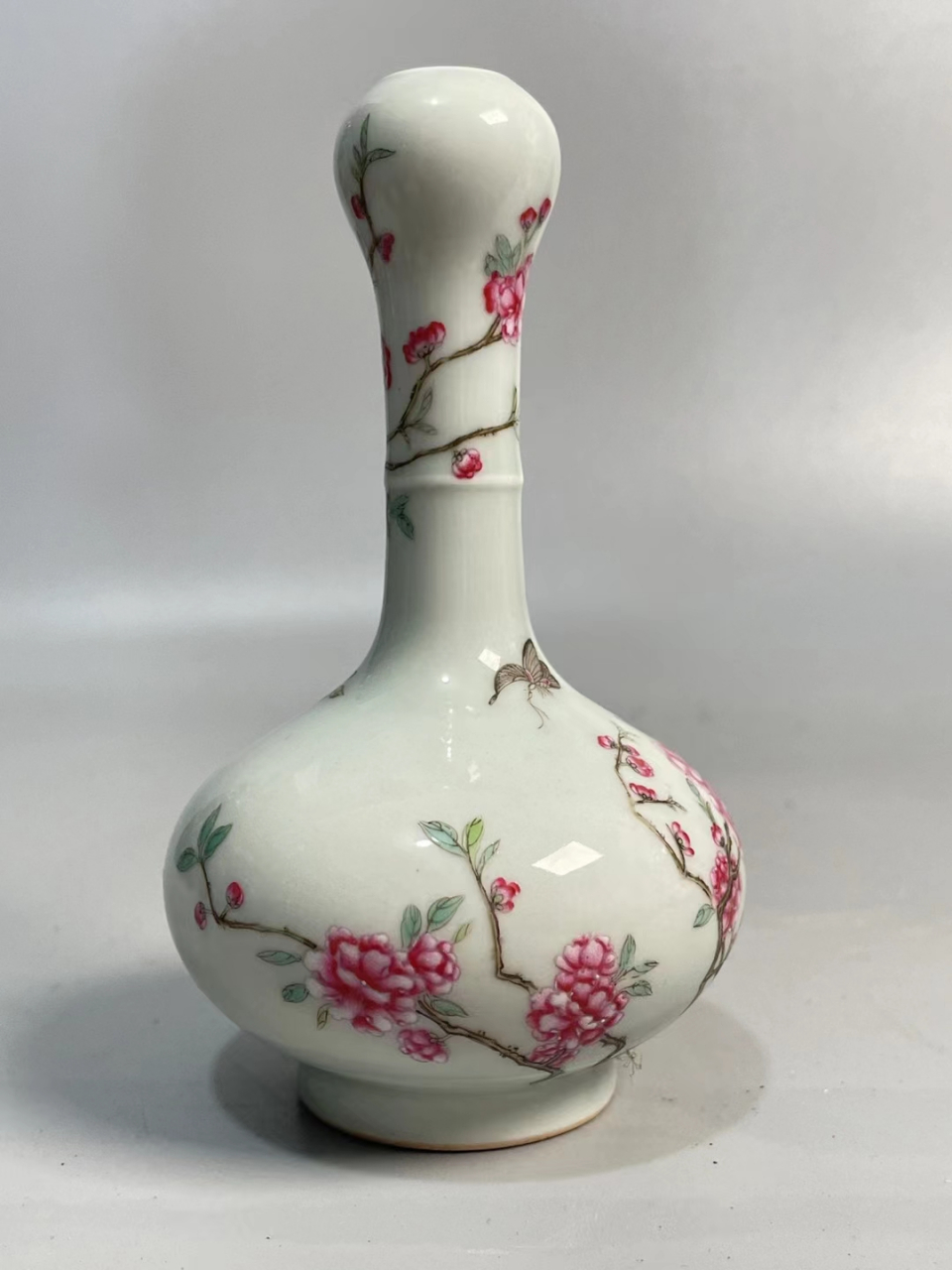 清中期粉彩蝶恋花纹蒜头瓶